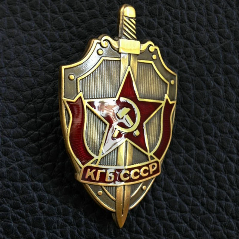 U prsima znak Odbor državne sigurnosti KGB